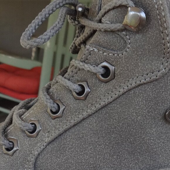 LUGZ Mantle Mid women's size 9 Grey desert style boots slip resistant mid weight - Picture 15 of 16